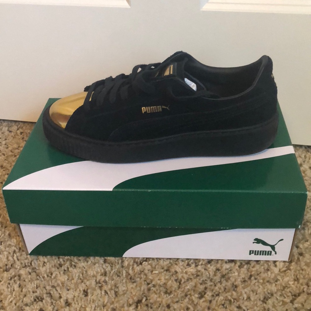 Suede black pumas